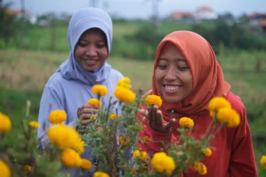 Deux femmes sentent des fleurs à Bali