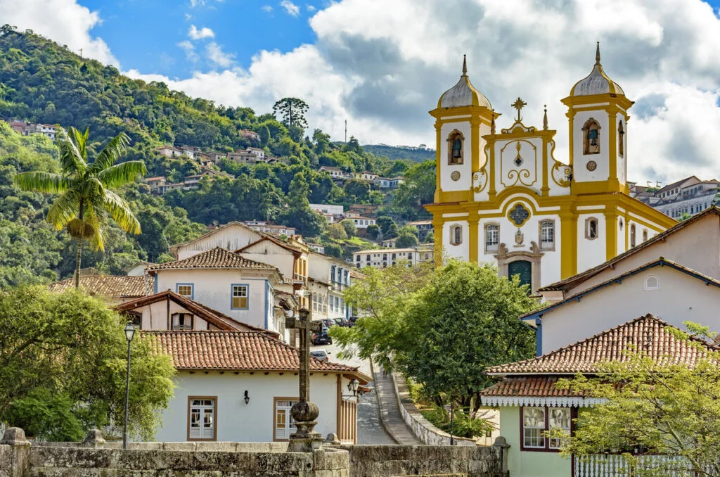 Paysage urbain de la ville d’Ouro Preto avec l’église et les collines bresil