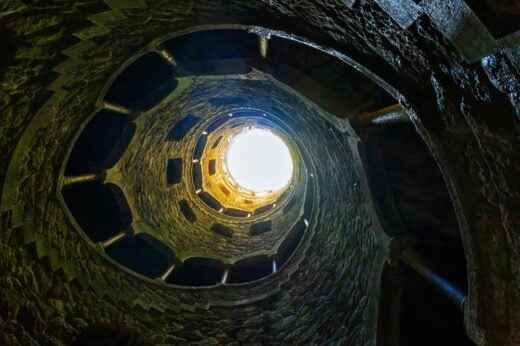 Le puits de Quinta da Regaleira. vue ci-dessous. Un escalier romantique à Sintra