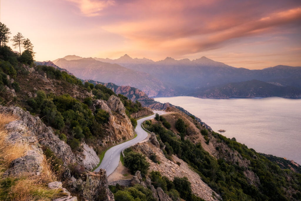Route côtière sinueuse en Corse