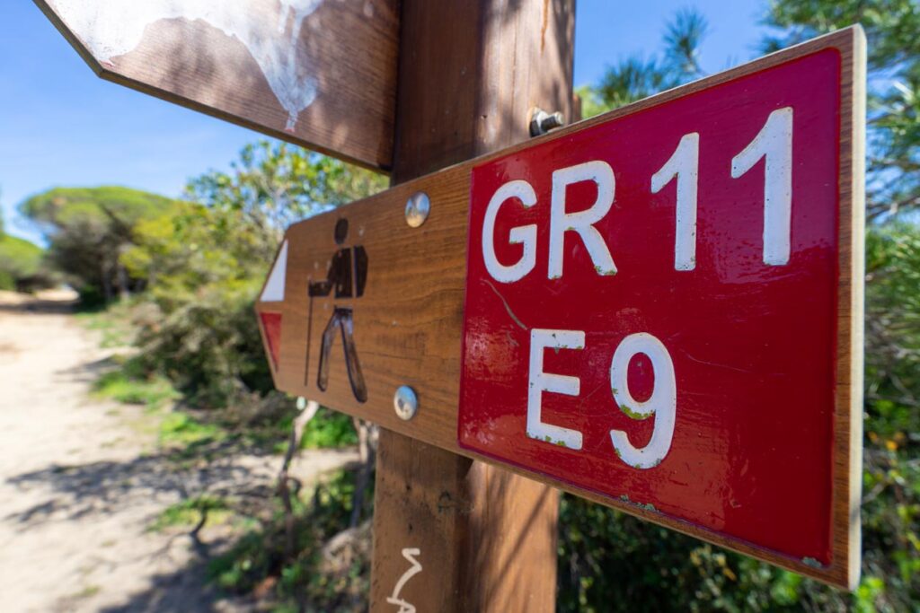 Plaque indicateur de direction de rail GR11 E9. forêt des Medos à Costa de Caparica, Almada