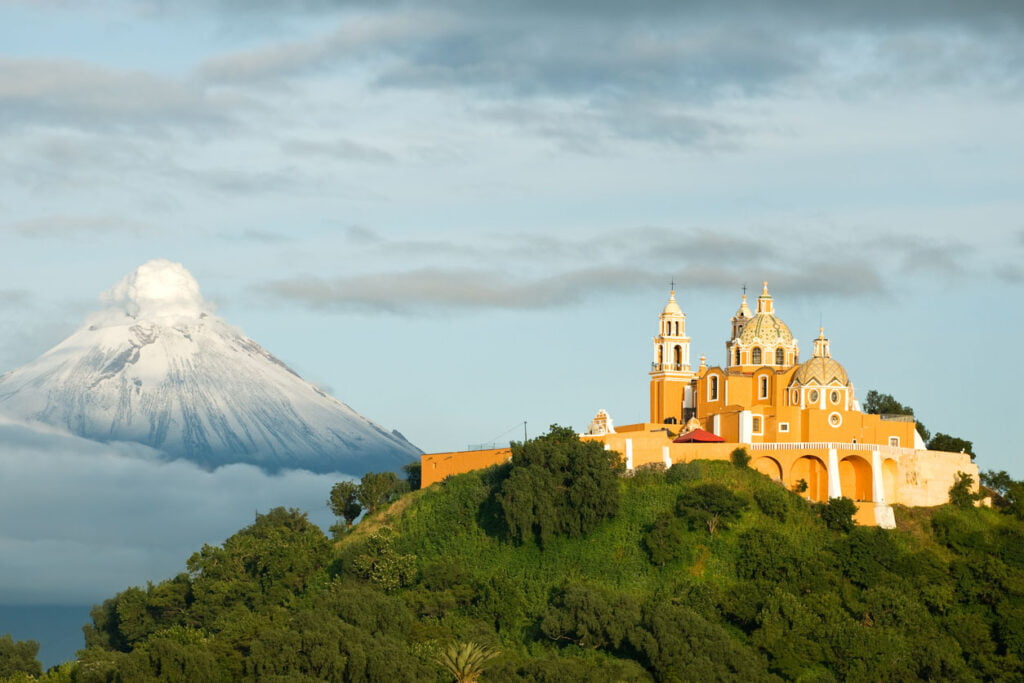 Vue du volcan Popocatepetl, avec l'église de Nuestra Señora de los Remedios à l'avant. Ville de Cholula, Mexique.