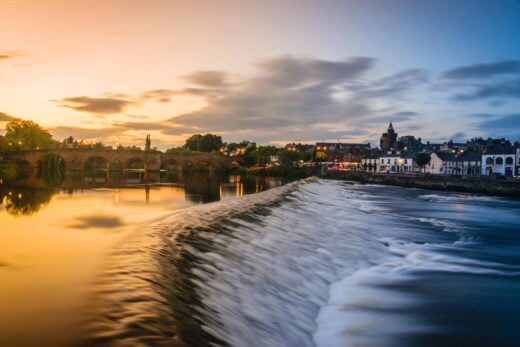 Rivière Nith et ancien pont de Dumfries, en Écosse.