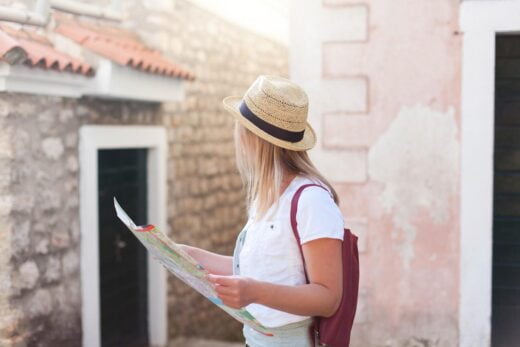 femme qui regarde une carte dans barcelone pour faire des excursions