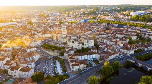 Paysage d’été de Perigueux au coucher du soleil, France