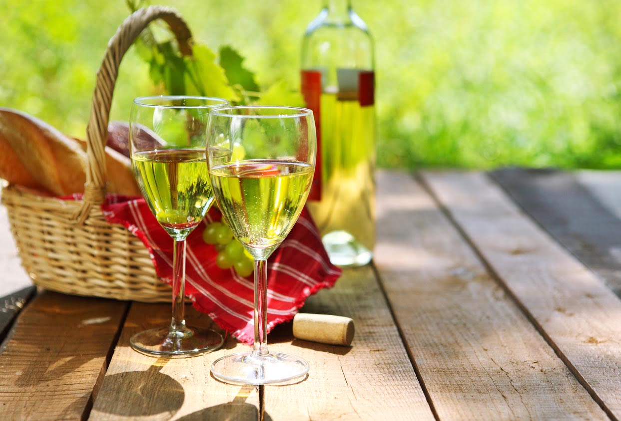 deux verres de vins sur une table de picnic