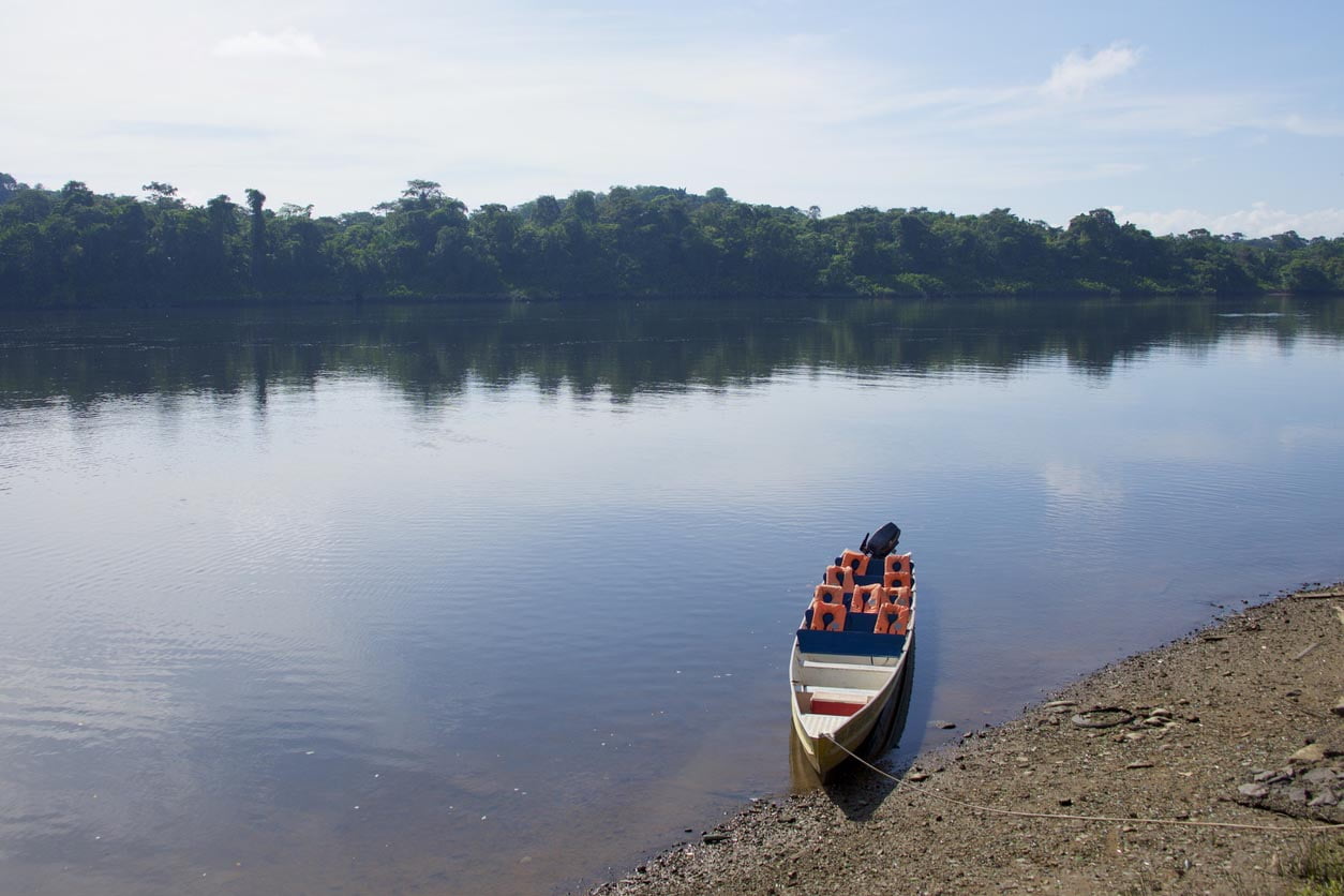 Bateau sur une rivière en Guyane