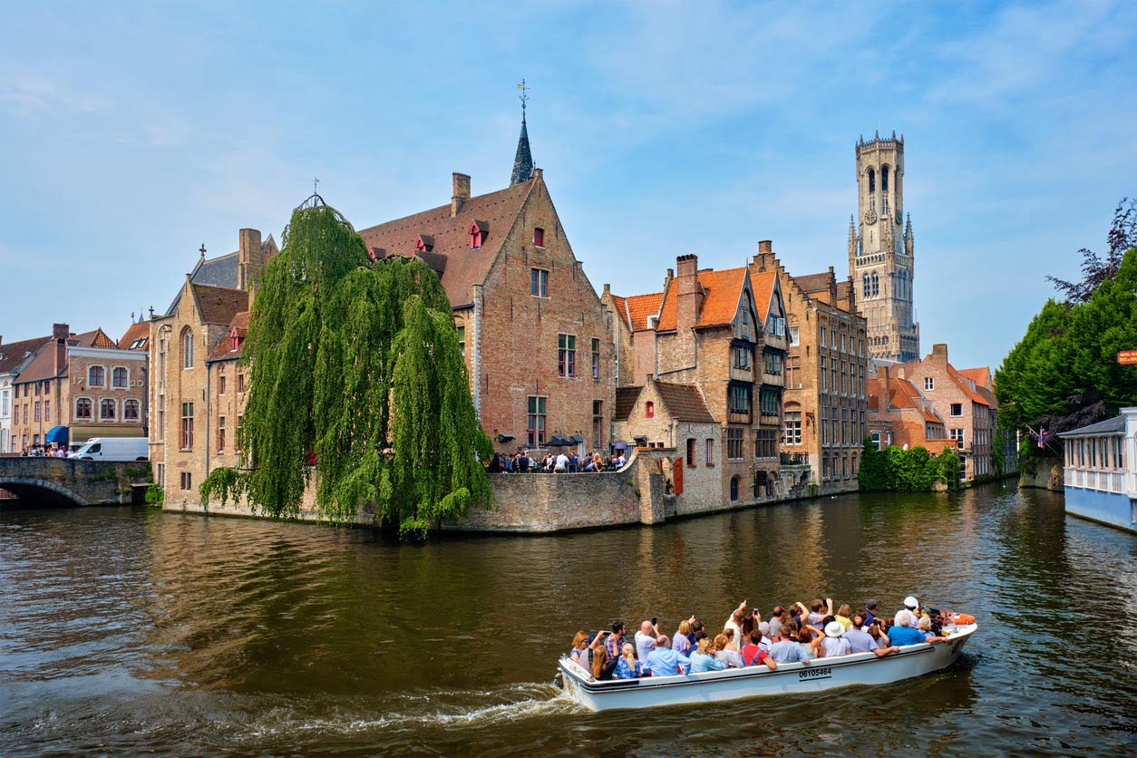 Bateau sur les eaux de Bruges