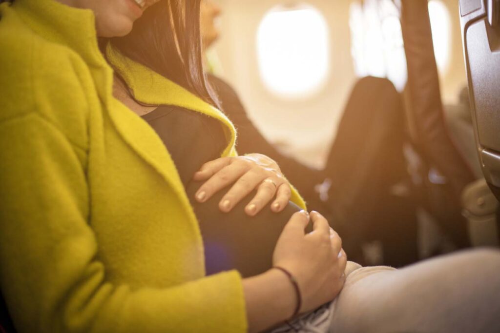 femme enceinte dans un avion