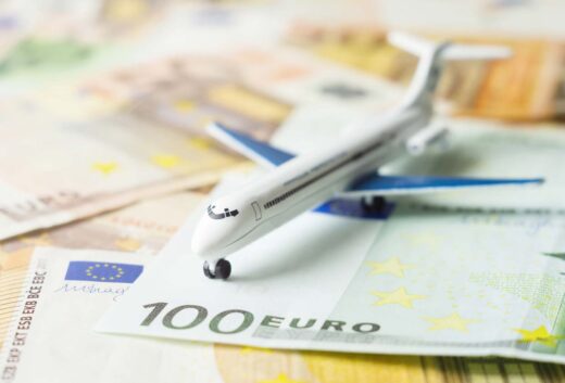 Jouet avion sur une monnaie euro