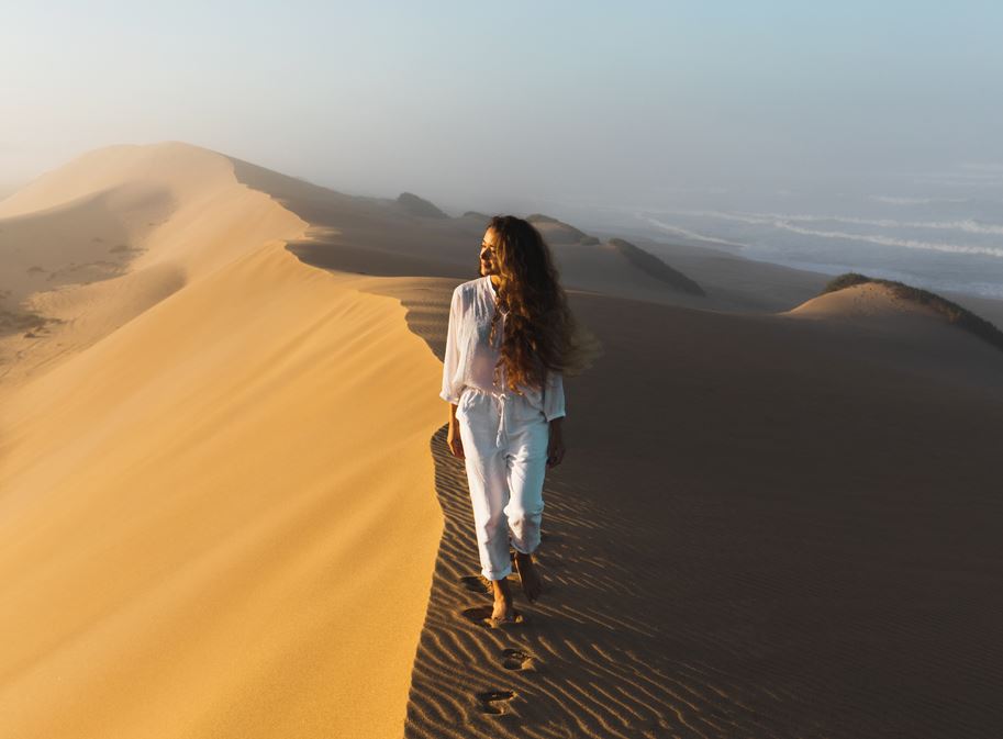 Femme Qui Marche Sur Une Dune De Sable Dans Le Desert De Dubai