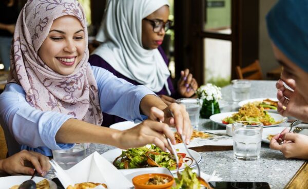 Femmes Au Restaurant à Dubai Dégustant De Bons Plats