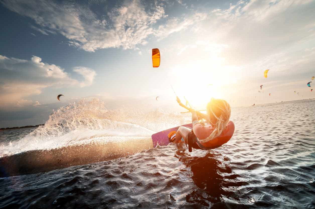 femme faisant du kite surf