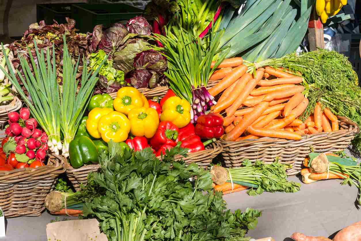 étale de légumes sur un marché