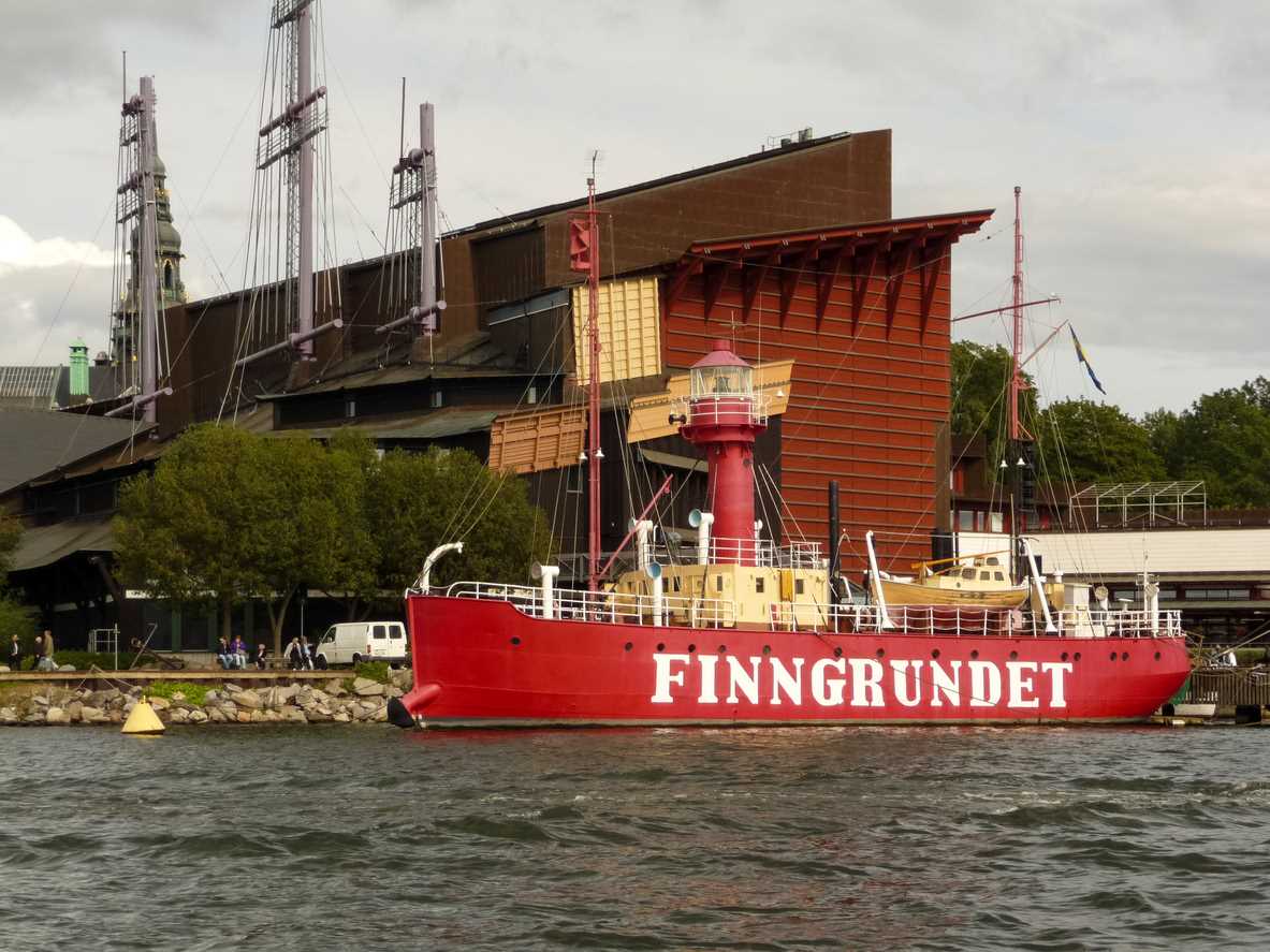 Navire rouge historique Finngrundet sur la rive de l’île de Djurgarden, Stockholm
