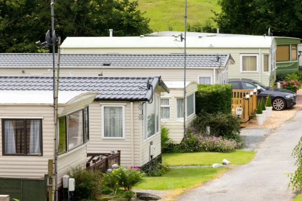 Des mobiles homes au milieu de la nature