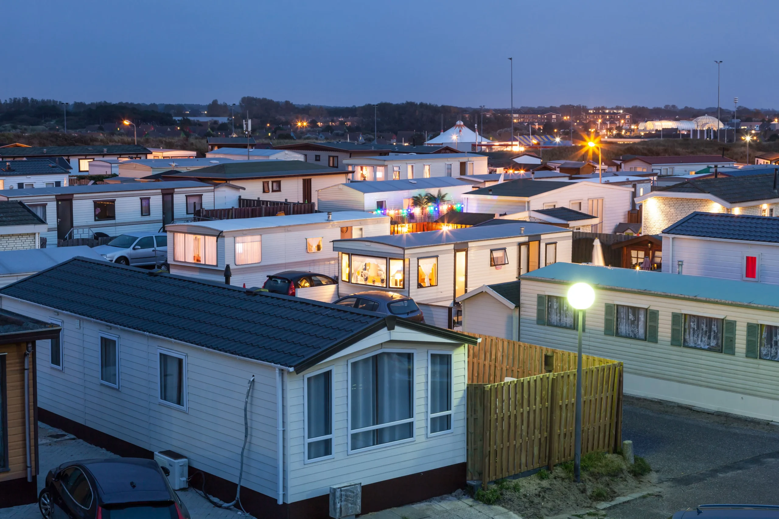 Un quartier de mobile homes durant la nuit