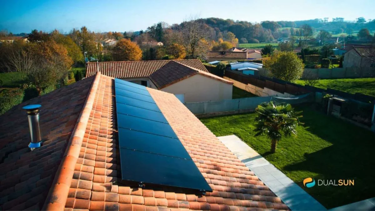 Une maison avec des panneaux solaires sur le toit