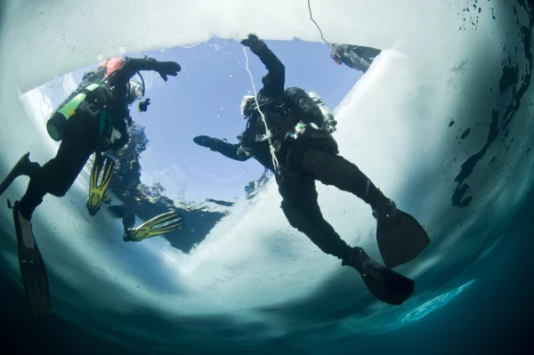 Plongée sous la glace en France et dans les Pyrénées