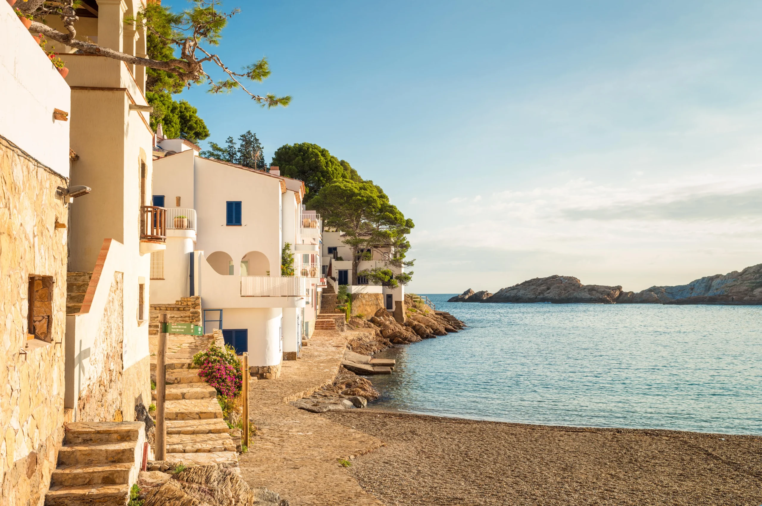 Superbe maison en bord de mer sur la Costa Brava, offrant une vue imprenable sur les eaux cristallines et un accès direct à la plage. 