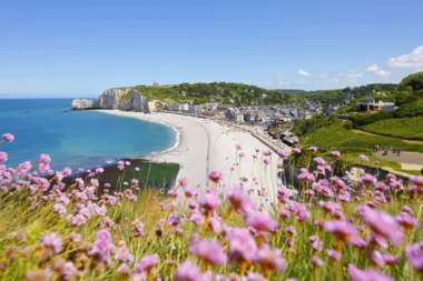 Vue aérienne de la plage en Normandie, offrant un panorama étendu sur le littoral et ses falaises. 