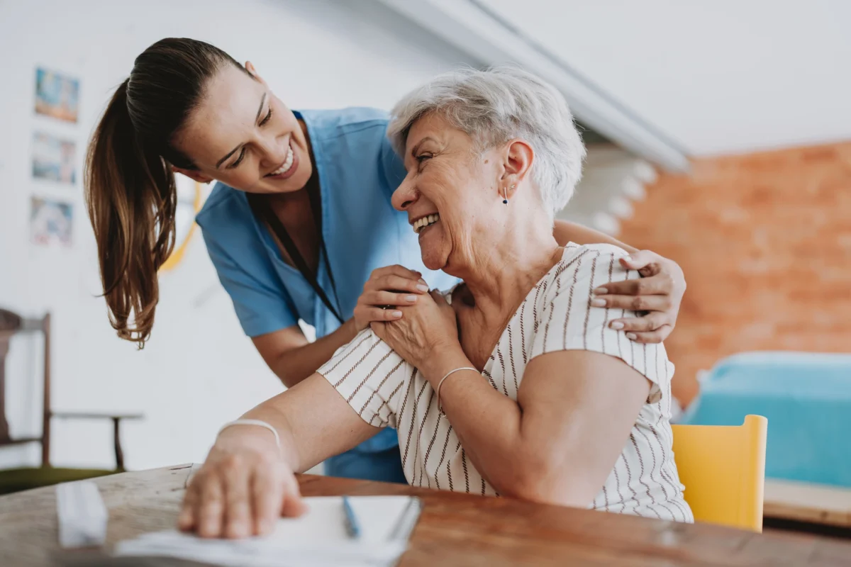 Une professionnelle de la santé au domicile d'une patiente âgée.