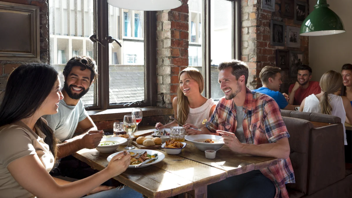 Un groupe d'amis profite d'un repas dans un beau restaurant