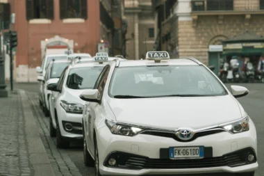 Des taxis attendent à la station de taxis dans un lieu touristique populaire près du Panthéon, dans le centre historique romain.