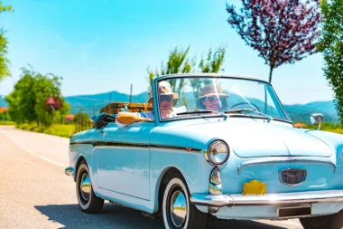 Deux femmes d'âges mûr sur un Road Trip avec une voiture vintage