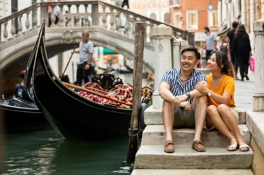 Beau couple dans la lune de miel de Venise 