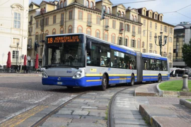 Autobus articulé conduisant sur une rue