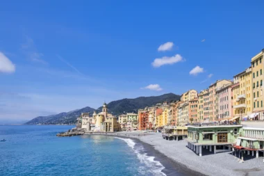 Bâtiments colorés alignés sur la promenade Camogli - Ligurie, Italie