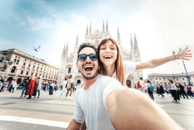 Couple heureux prenant un selfie devant la cathédrale du Duomo à Milan, Lombardie