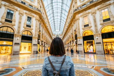 Jeune touriste à la Galleria Vittorio Emanuele II à Milan 