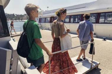 Trois jeunes touristes débarquant du ferry en Ligurie