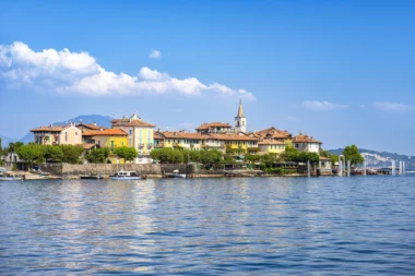 Vue sur l’Isola dei Pescatori (îles Borromées), dans le lac Majeur, dans le nord de l’Italie (région des grands lacs). 