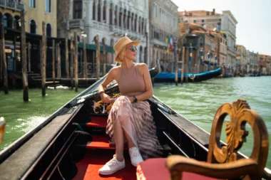 Femme lors d'une excursion en gondole sur le Grand Canal à Venise, Italie