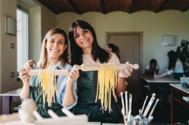 Deux touristes durant un atelier de cuisine en Italie