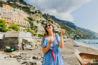 Femme regardant la plage de Cala Fuili à Cala Gononet, Sardaigne, Italie