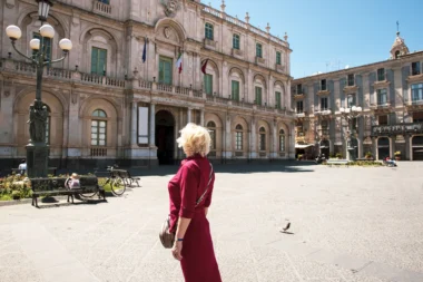 Femme âgée explorant le centre-ville de Catane