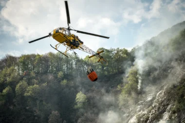 Hélicoptère de pompier éteindre un feu sur la forêt de montagne