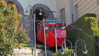 Le funiculaire de la ville basse à la haute-ville. Vue panoramique depuis les murailles vénitiennes, Italie 