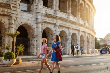 Deux touristes marchant à côté du Colisée à Rome