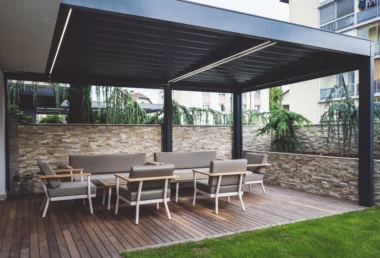 Pergola bioclimatique installée sur une maison à la campagne