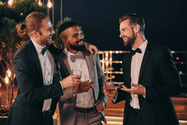 3 hommes avec des verres à un enterrement de vie de garçon