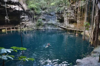 Une personne nageant dans la lagune de Bacalar