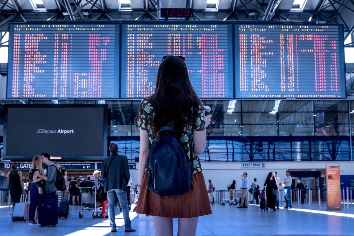 Une étudiante à l'aéroport, prête à partir pour ses études à l'étranger