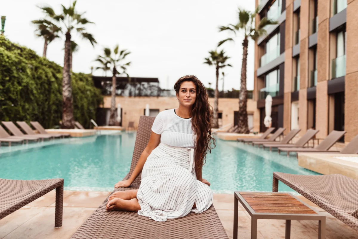 Femme se repose au bord de la piscine à Marrakech