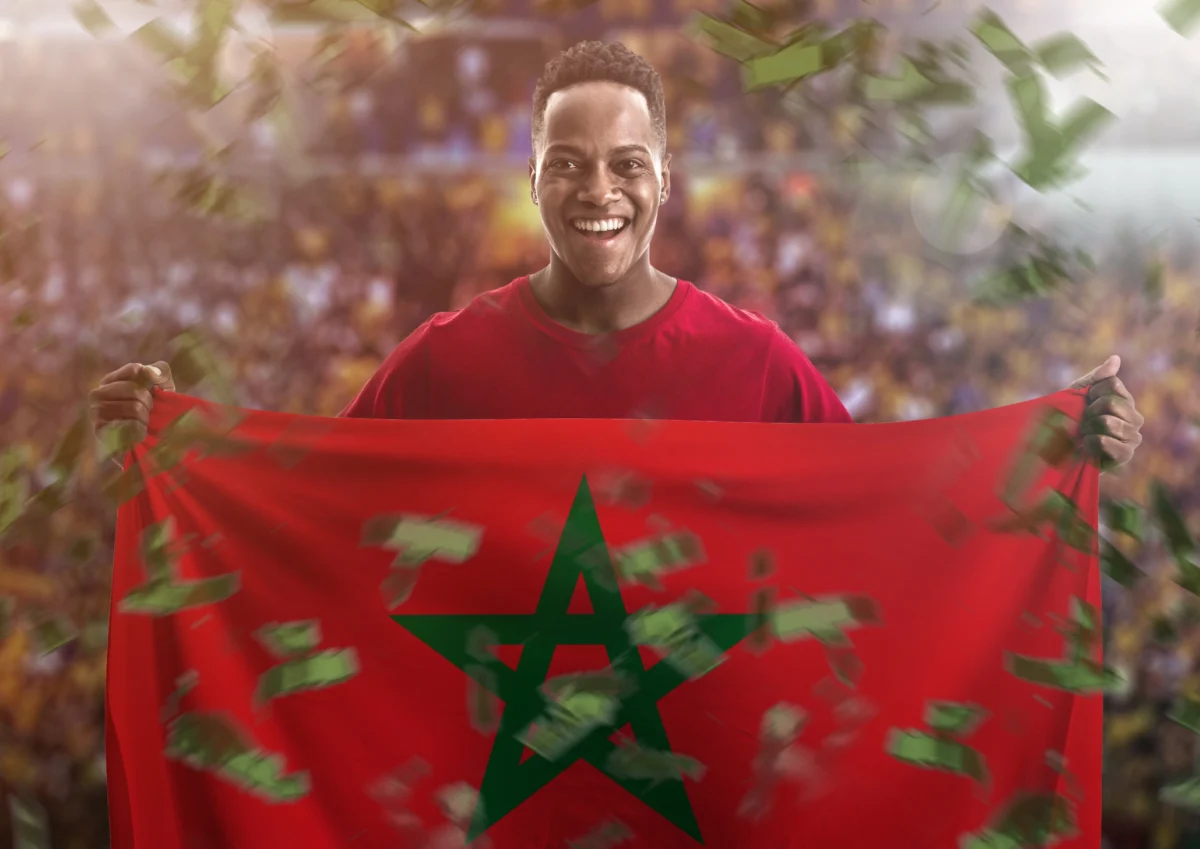 Un fan du foot tenant le drapeau du Maroc