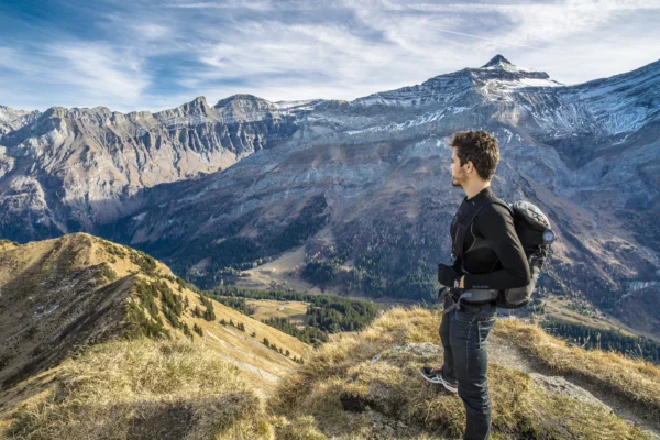 un homme sur des montagnes qui voyage